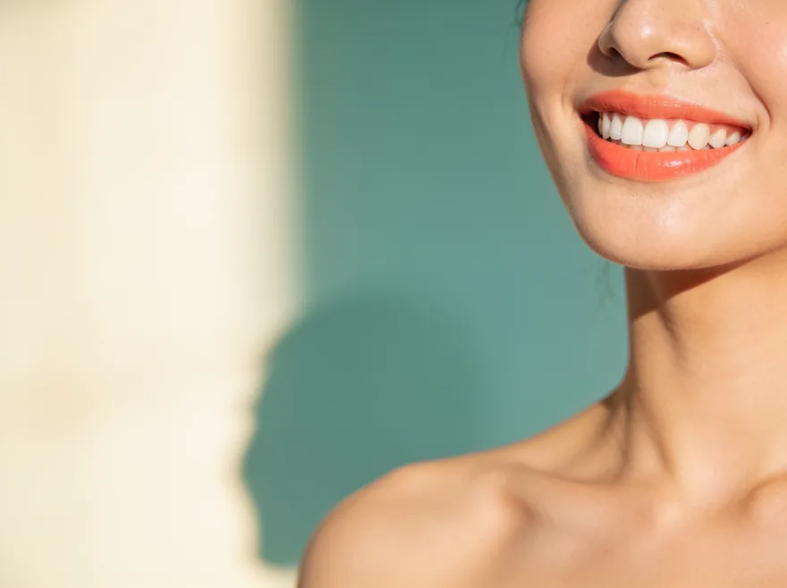Sourire éclatant après soin esthétique